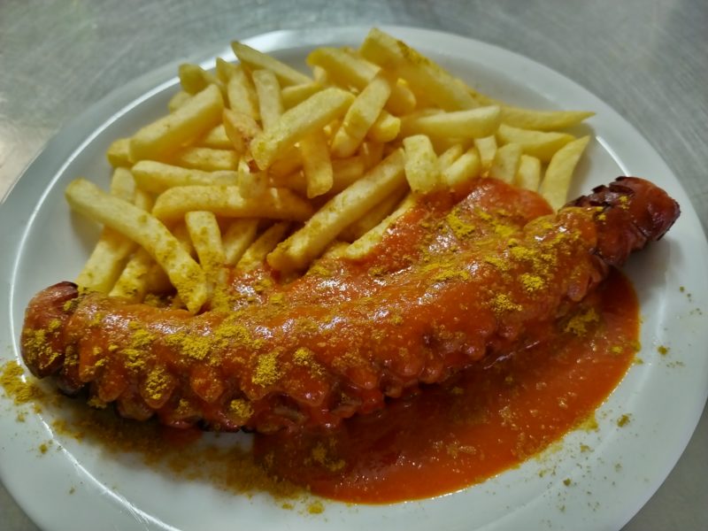 Currywurst mit Pommes Frites