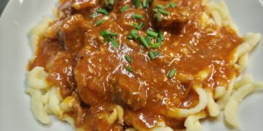 Deftiges Biergulasch auf Spätzle