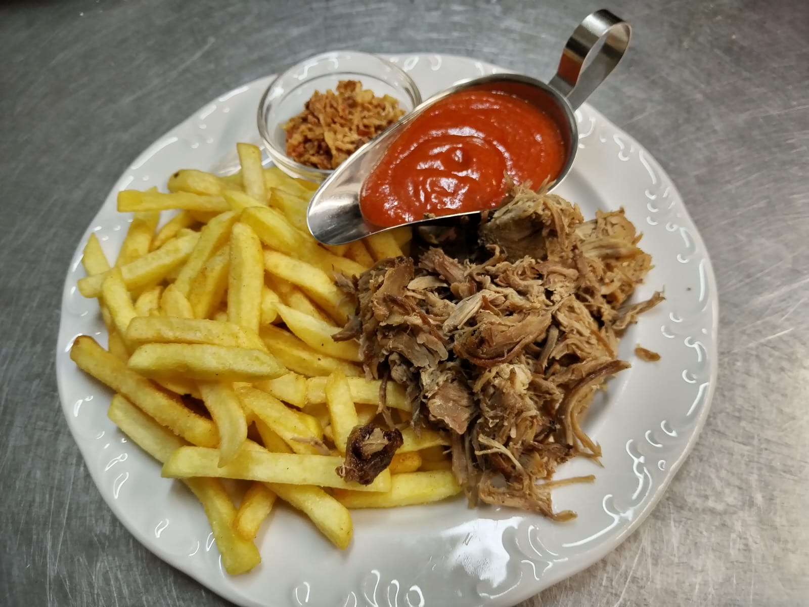 Pulled Pork &amp;quot;nach Mühlenart&amp;quot; mit pikanter Soße und Pommes - Kunstmühle ...